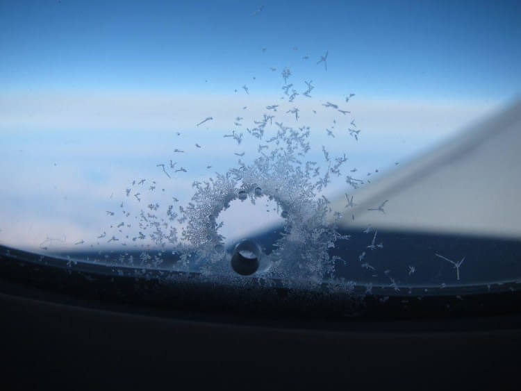 ¿Por qué hay agujeros en las ventanillas de los aviones?