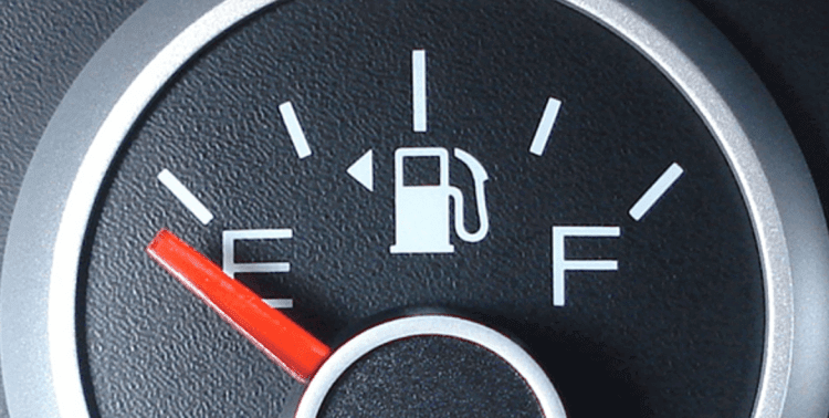 La función de la flecha en el medidor de gasolina