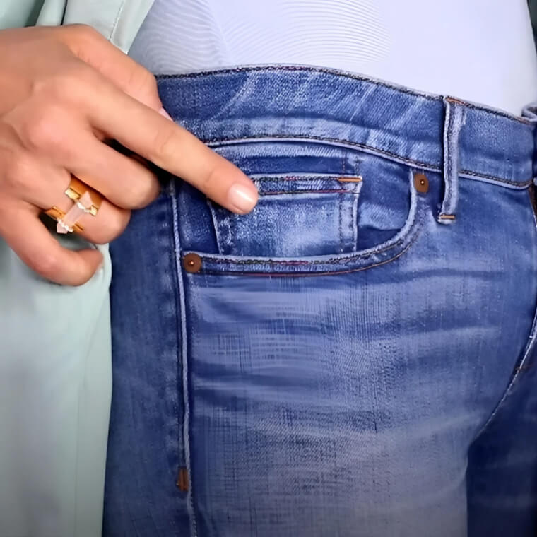 ¿Por qué colocan botones pequeños en los jeans?